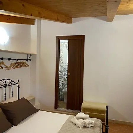 Kamaraton Bed & Breakfast *